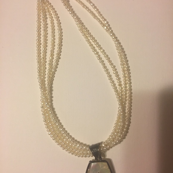 Pearl necklace with mother of pearl pendant - Picture 6 of 6